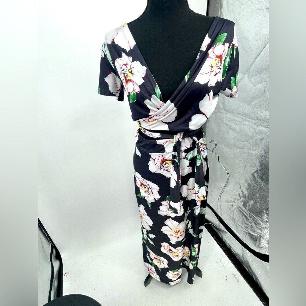 Woman's 2 piece skirt set with flowers shirt is wrap around‎ size small
